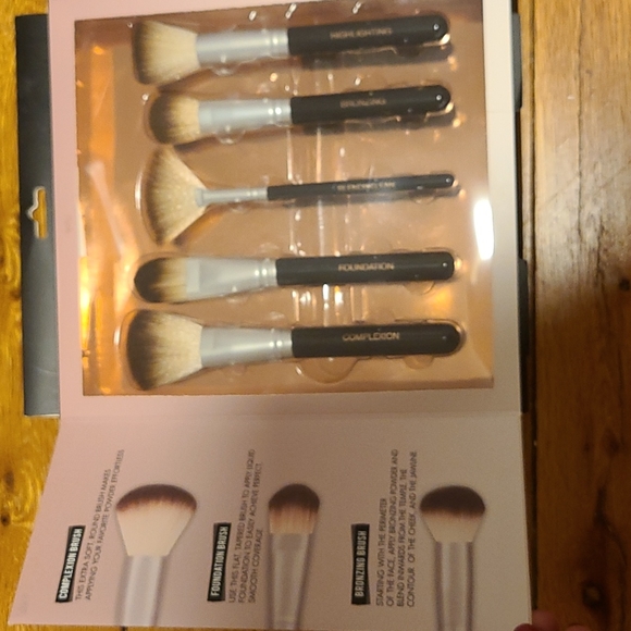 NWT Makeup Brush Collection - Ellen Tracy - Picture 3 of 4